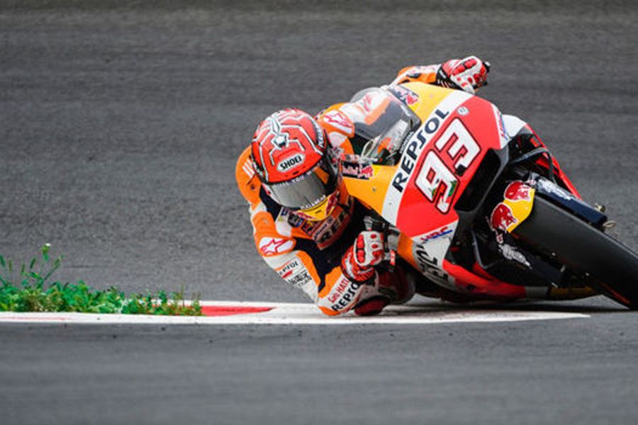 Marquez wins Malaysian MotoGP, Rossi crashes out of the lead